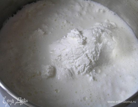 В кипящее молоко выложить творог.