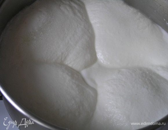 С момента закипания варить 25-30 минут (не больше) на среднем огне, слегка помешивая.