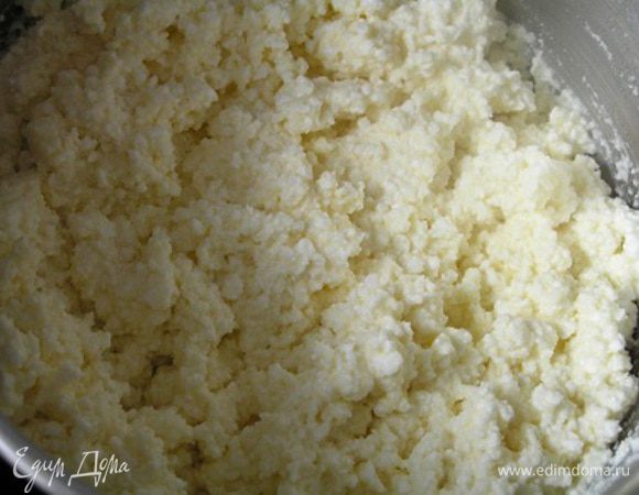 Все перемешать и поставить на огонь (немного выше среднего), непрерывно помешивая, минут на 10.