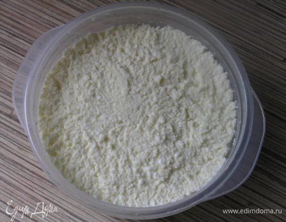 Взять подходящую ёмкость (у меня пластиковый контейнер), смазать ее сливочным маслом, выложить сырную массу, разровнять ложкой. Как только сыр остынет, поставить ёмкость в холодильник на 2-3 часа.