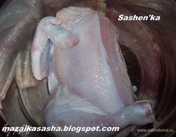 Курицу залить примерно 2 литрами воды и варить минут 30-35.Солим, перчим. Далее мясо вытащить и остсудить. Бульон процедить и вновь довести до кипения.