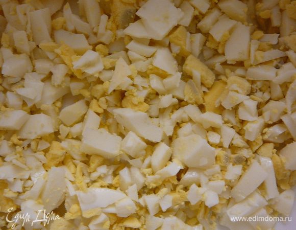 Яйца отварить в крутую и порубить.