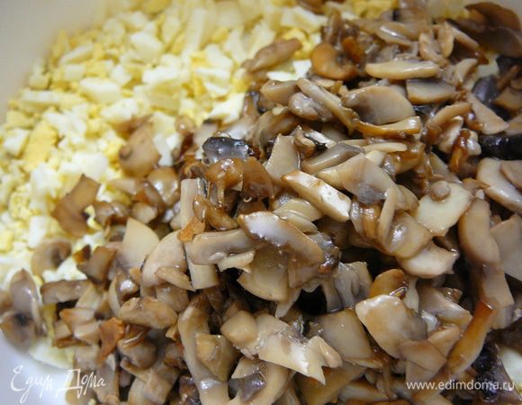 Грибы очистить,нарезать мелко,обжарить на растительном масле.Добавить к яйцу.