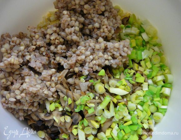 Гречку перебрать,промыть.Сварить до готовности в подсоленной воде.Я варила гречку по рецепту Аллы((рецепт для варки риса в микроволновой печи),я таким образом варила гречку,чуть добавив время).Остывшую гречку добавить к яйцу и грибам. 