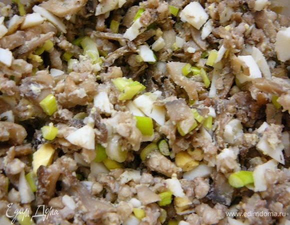 Посолить,поперчить,добавить сухую зелень укропа и петрушки.Перемешать. 