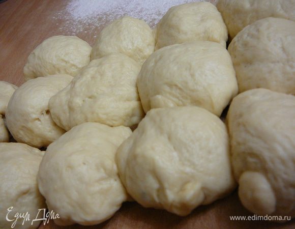 Тесто разделить на небольшие кусочки,весом примерно по 40грамм каждый.