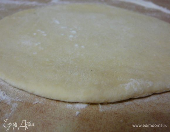 Кусочек теста раскатать в лепешку.