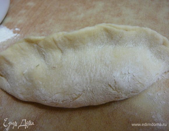 Соединить края лепешки и защипать косичкой.