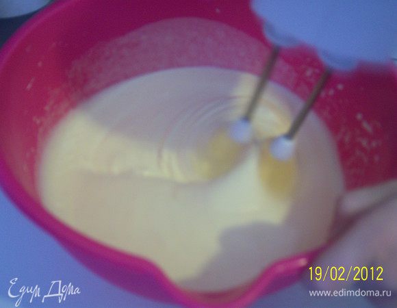 Яйца взбить с сахаром до полного растворения сахара
