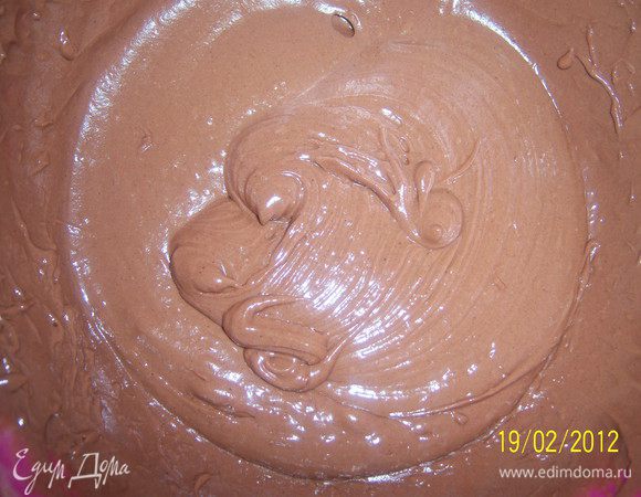 ...полученную массу разделить на 2части и в одну добавить какао и взбивать