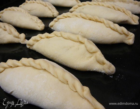 Выложить пирожки на противень.