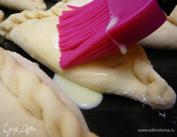 Затем смазать взбитым яйцом.