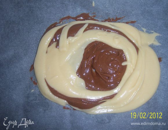 форму постелить пергаментом, смазать слив.маслом и наливать массы поочерёдности по 1ст.л. начиная с середины