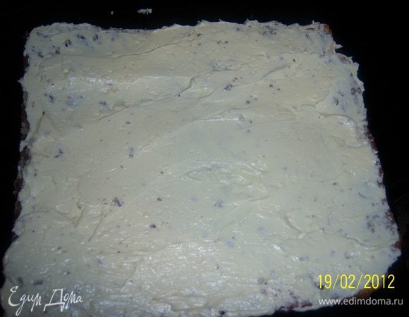 ...на нижний бисквит намазать крем