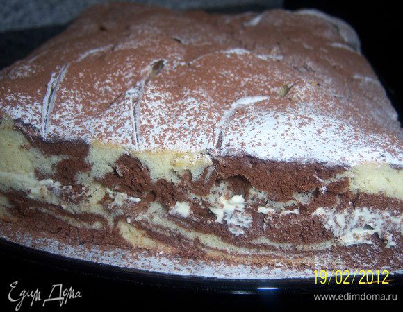 ...накрыть верхним бисквитом и украшать на Ваш вкус, а в моём случае-это сахарная пудра и какао порошок. Приятного чаепития!!!