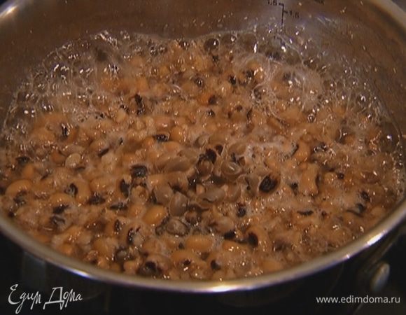 Фасоль отварить до готовности, в конце посолить.