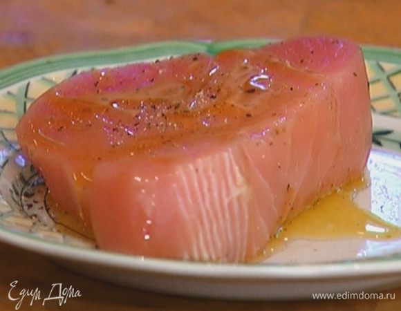 Филе тунца помыть, просушить, посолить, поперчить и сбрызнуть 1 ст. ложкой оливкового масла.