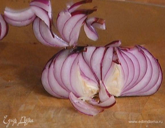 Лук почистить, нарезать тонкими полукольцами и замариновать в уксусе. 