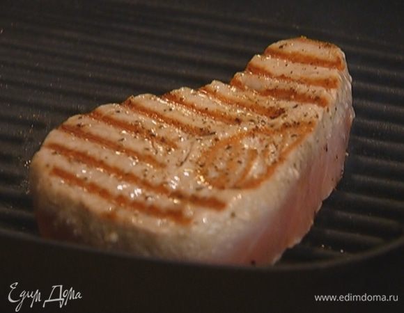 Разогреть сковороду-гриль и обжаривать рыбу по 2–3 минуты с каждой стороны.