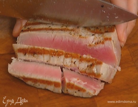 Готовую рыбу нарезать длинными кусочками.