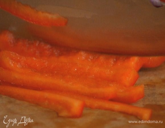 Сладкий перец, удалив плодоножку с семенами, нарезать тонкими длинными полосками.