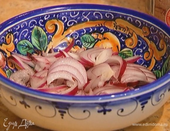 Из лука слить уксус.