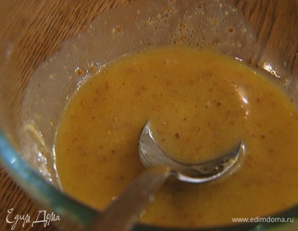 Приготовить заправку: соединить мед, горчицу, лимонный сок и 3–4 ст. ложки оливкового масла.