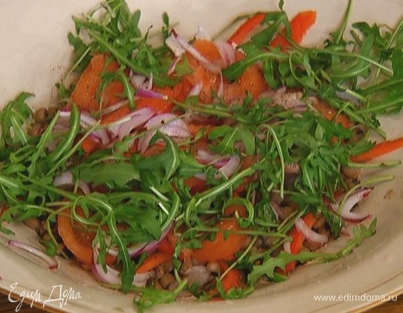 Готовую фасоль, сладкий перец, помидоры, лук и руколу выложить в салатницу, посолить, поперчить, влить 2/3 заправки, все перемешать.