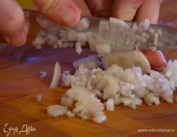 Лук и чеснок почистить и мелко порубить.
