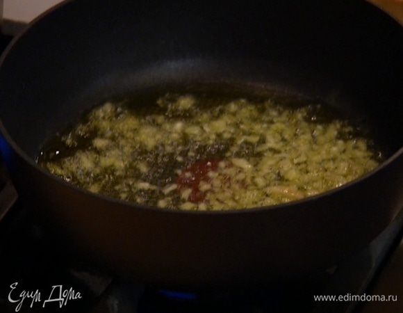 Разогреть в сковороде оливковое масло и обжарить лук и чеснок до прозрачности.