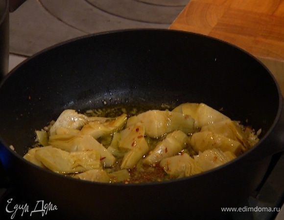 Сухой перец раскрошить и посыпать лук с артишоками.