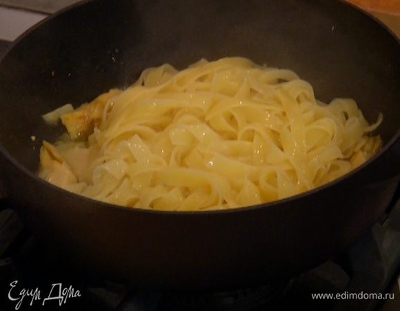 Выложить готовую пасту в сковороду к луку, влить 2 ст. ложки воды, в которой варились макароны, перемешать.