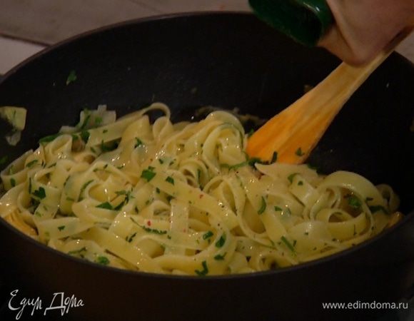 Посыпать тальятелле свежемолотым перцем и перемешать.