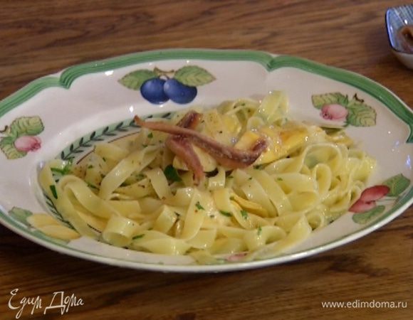 Разложить пасту в тарелки, добавить в каждую по 1–2 анчоуса и подавать тут же.