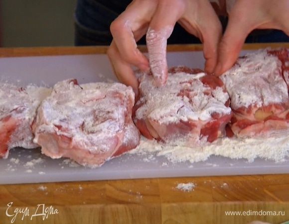 Мясо вымыть, просушить салфеткой и обвалять со всех сторон в муке.