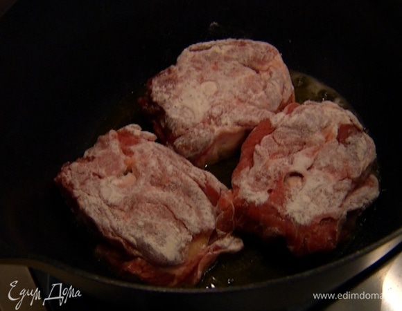 В тяжелой кастрюле, которую можно ставить в духовку, разогреть оливковое масло и порциями обжаривать баранину на сильном огне до появления золотистой корочки.