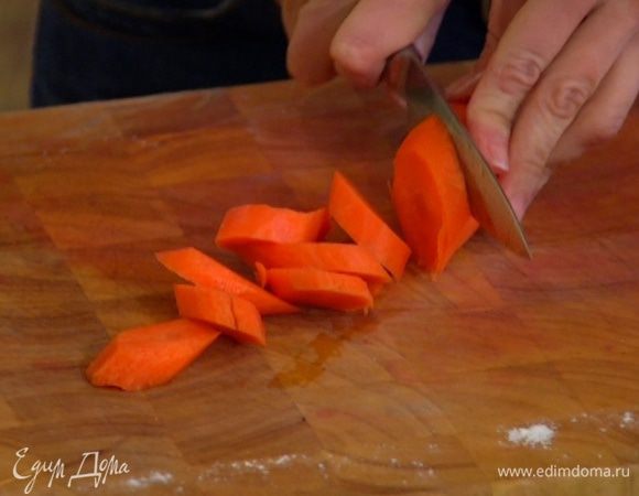 Морковь почистить и нарезать крупными кусками.