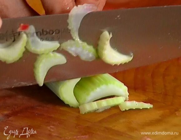 Сельдерей порезать крупными кусками.