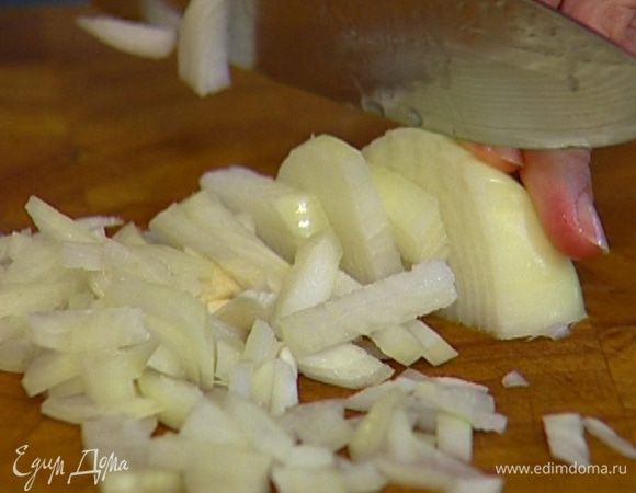 Лук почистить и крупно порезать.