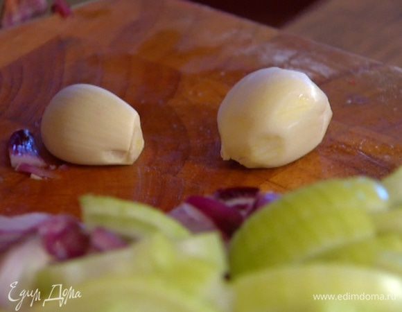 Чеснок почистить и раздавить плоской стороной ножа.