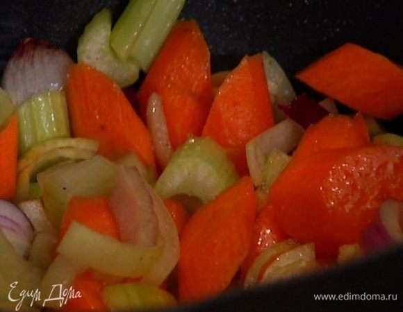 Обжаренное мясо переложить на тарелку, а в кастрюлю, где жарилось мясо, выложить морковь, лук, сельдерей и чеснок, добавить 1 ч. ложку соли, поперчить и готовить 5–10 минут.