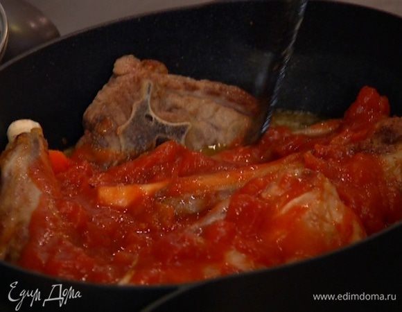 Добавить к мясу помидоры в собственном соку, накрыть крышкой и отправить в разогретую духовку на 2–2 1/2 часа.