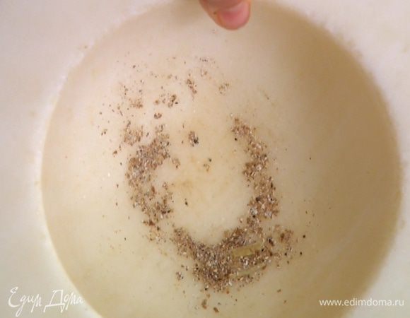 Стручки кардамона раздавить, вынуть зерна и растереть в ступке в пудру.