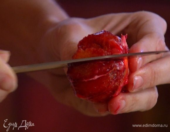 Пять апельсинов вымыть, почистить, а затем удалить перепонки, вырезав мякоть и сохранив выделившийся при этом сок.