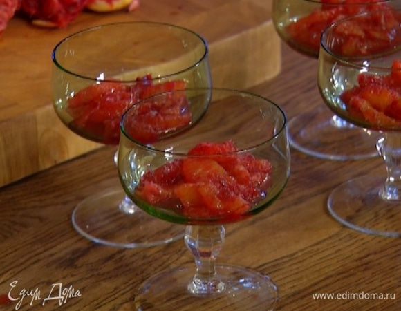 В прозрачные креманки выложить апельсиновую мякоть, заполняя их на 1/4 объема (оставшийся сок сохранить).