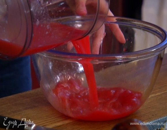 Из оставшихся апельсинов, грейпфрута и лимона выжать сок — должно получиться около 500 мл. Соединить с оставшимся апельсиновым соком.