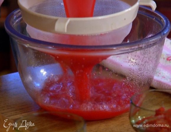 Влить сок в небольшую кастрюлю, добавить кардамон и сахар и прогревать на среднем огне до полного растворения сахара, затем процедить.