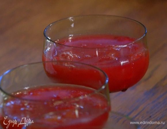 Разлить сок с желатином в креманки так, чтобы апельсиновая мякоть была покрыта.