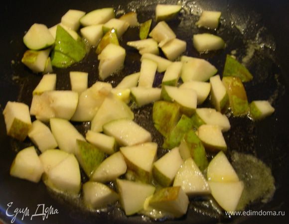 Разогреваем сливочное масло и карамелизируем грушу минут 5, осторожно помешивая.
