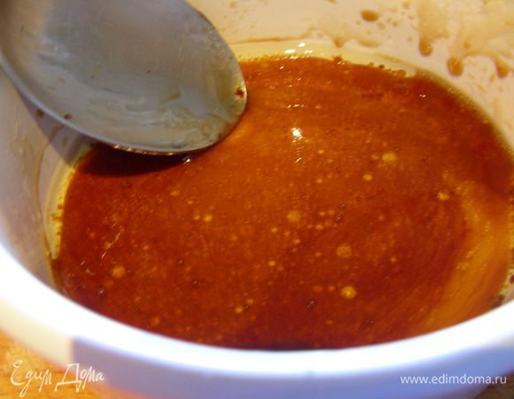 Для заправки смешиваем масло, уксус, мед.
